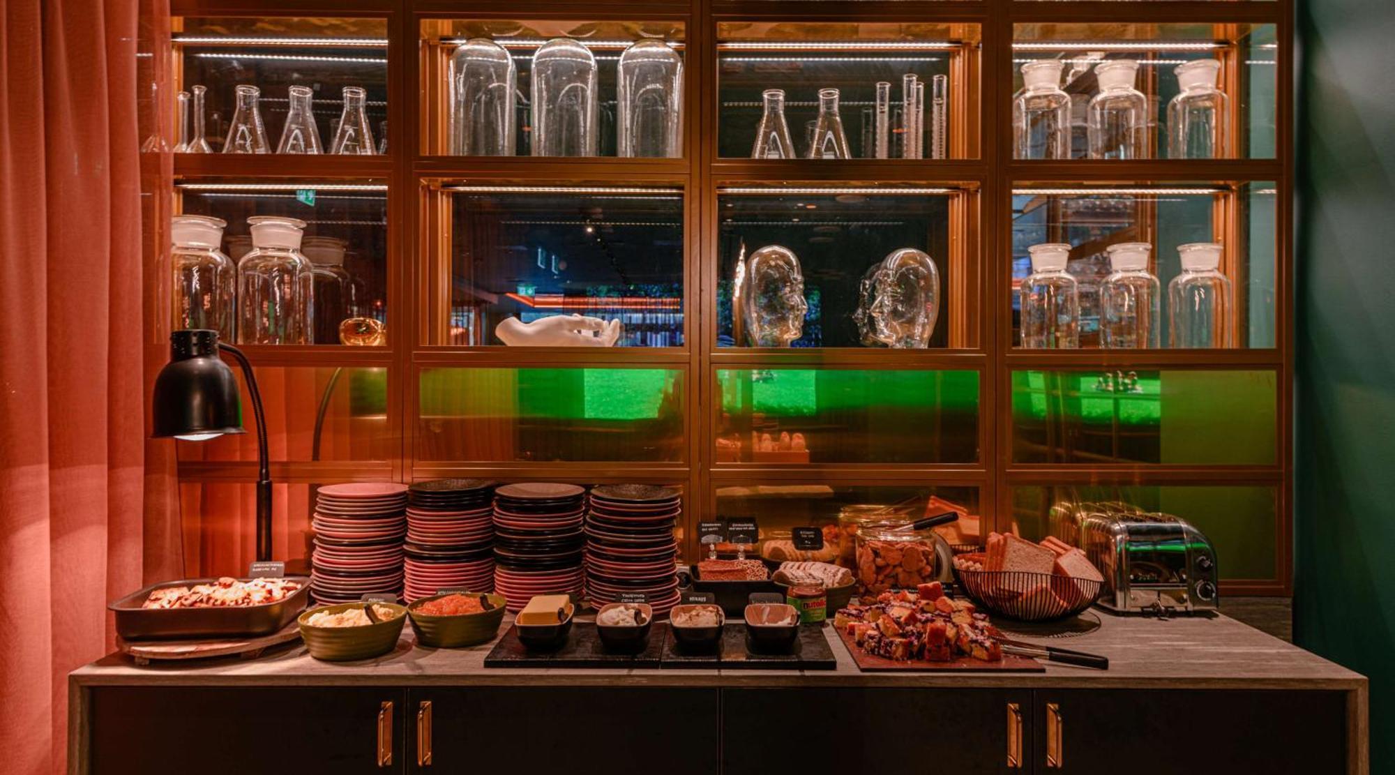 Marski By Scandic Хелзинки Екстериор снимка A buffet at a restaurant
