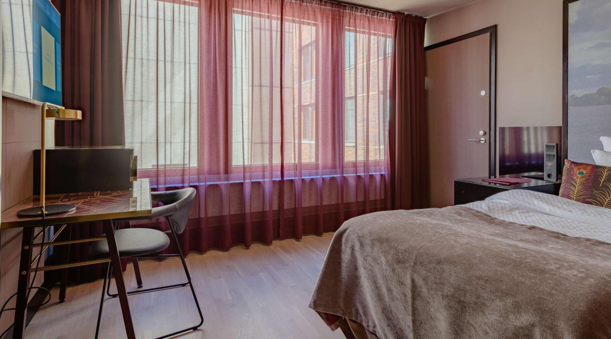 Marski By Scandic Хелзинки Екстериор снимка A bedroom with a curtain